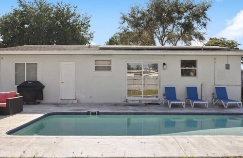 Driftwood House | 🌟 Stylish Home w/ Pool BBQ Large Backyard 🏖️