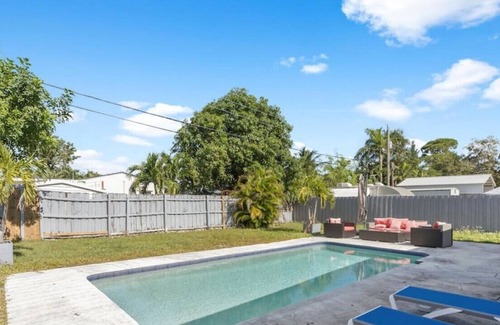 Driftwood House | 🌟 Stylish Home w/ Pool BBQ Large Backyard 🏖️