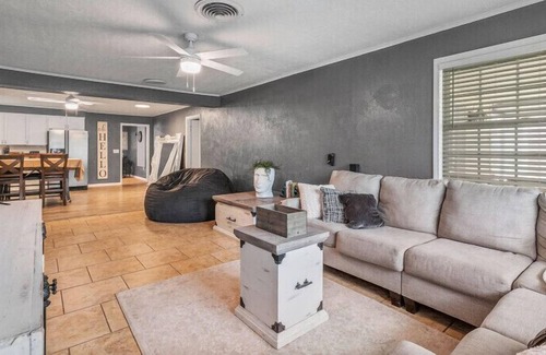 Sulphur House | Stylish Home-with Pool table, Gym, Office, outside lounge area, and amenities