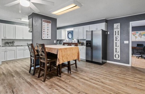 Sulphur House | Stylish Home-with Pool table, Gym, Office, outside lounge area, and amenities