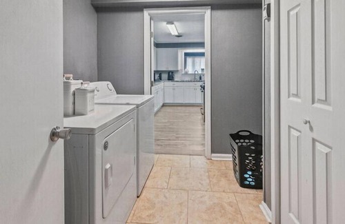 Sulphur House | Stylish Home-with Pool table, Gym, Office, outside lounge area, and amenities