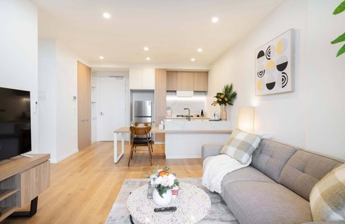 Heidelberg Heights Apartment | Stylish Ivanhoe Apt: Free Parking & Balcony