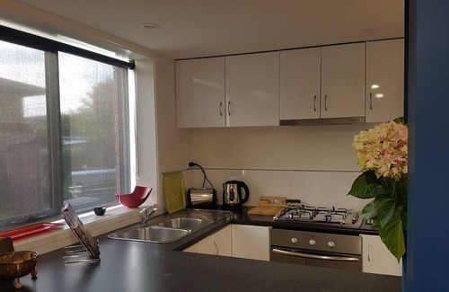 Howrah Apartment | Stylish, large apartment sleeps 4, Wifi, Off street Parking, Private Garden