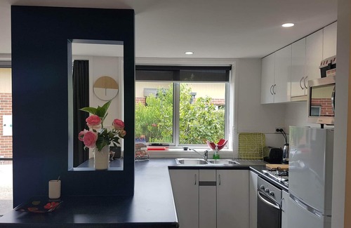 Howrah Apartment | Stylish, large apartment sleeps 4, Wifi, Off street Parking, Private Garden