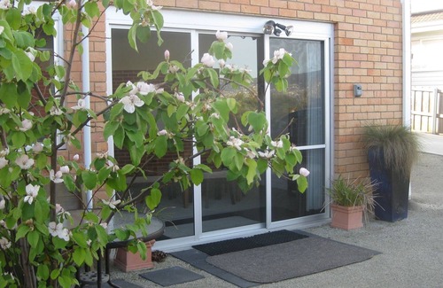 Howrah Apartment | Stylish, large apartment sleeps 4, Wifi, Off street Parking, Private Garden