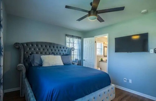 Westbury House | Stylish Living in Houston 2Bdrm/2Bath Sleeps 8