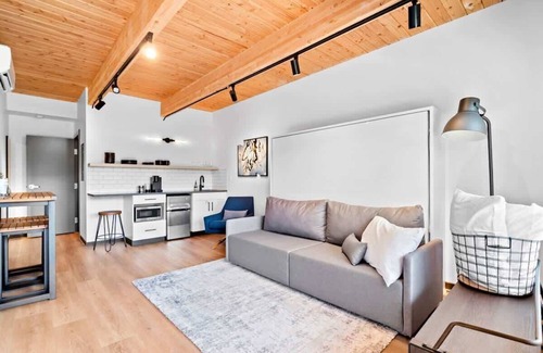 West Central Apartment | Stylish loft with city view at Kendall Yards Suite