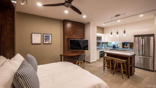 Emiliano Zapata House | Stylish Loft | Workspace, Rooftop Bar & Gym