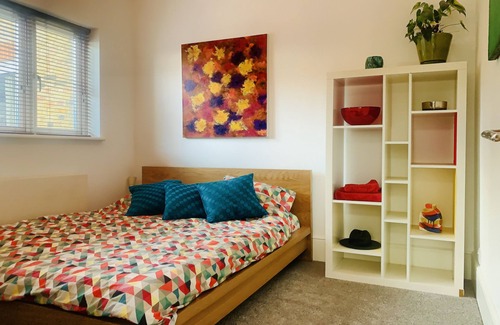 Bush Hill Park Apartment | Stylish London flat with parking and great transport links