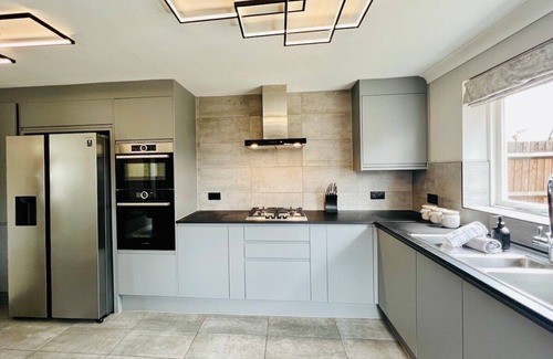 Colchester House | Stylish & Luxury Colchester Retreat with Parking