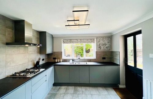 Colchester House | Stylish & Luxury Colchester Retreat with Parking