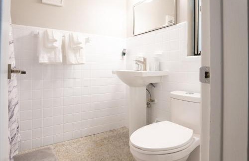 Dover Shores West House | Stylish Mid Century 3 Bedroom House Near Downtown