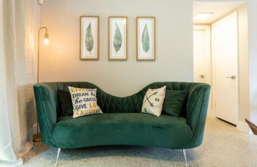 Dover Shores West House | Stylish Mid Century 3 Bedroom House Near Downtown