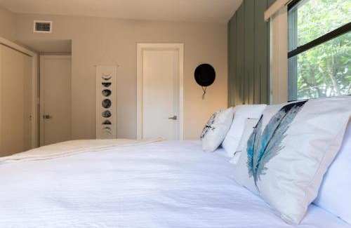 Dover Shores West House | Stylish Mid Century 3 Bedroom House Near Downtown