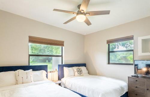 Dover Shores West House | Stylish Mid Century 3 Bedroom House Near Downtown