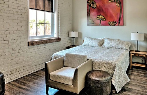 Hickory Apartment | Stylish & Modern Downtown Hickory Guest Retreat!