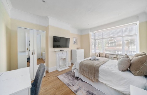 Bensham Manor House | Stylish Modern 3 Bedroom Home in London with a Garden