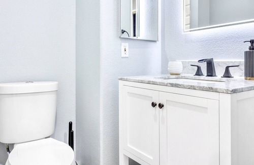 Romoland House | Stylish & Modern Retreat Near Diamond Valley Lake!