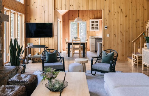 Stratton and Bromley Ski Areas Ski Chalet | Stylish Mountain Getaway w/Hot Tub & Firepit Near Stratton
