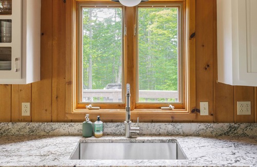 Stratton and Bromley Ski Areas Ski Chalet | Stylish Mountain Getaway w/Hot Tub & Firepit Near Stratton