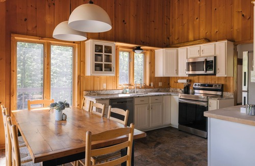 Stratton and Bromley Ski Areas Ski Chalet | Stylish Mountain Getaway w/Hot Tub & Firepit Near Stratton