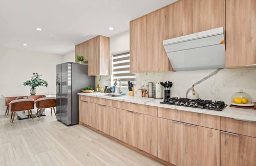 West Covina House | Stylish New Home Bright Modern Fully Stocked