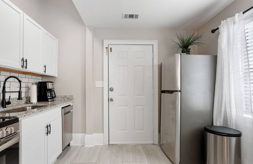 Metropolitan Apartment | Stylish Remodeled Starland Retreat, Near Starland Yard, Downtown, Food + SCAD!