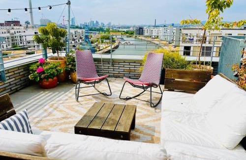 Kaiserlei Apartment | Stylish Riverfront Penthouse with Skyline View