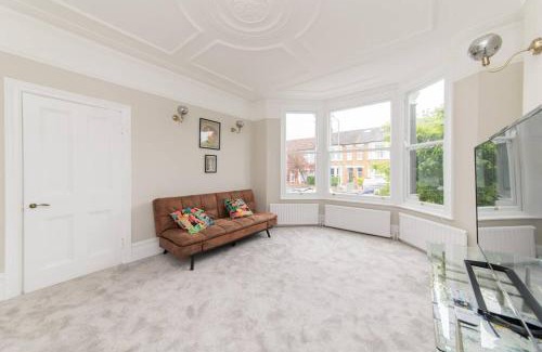 Finchley House | Stylish & Spacious 3-Bed House, Parking and Garden