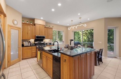 Groveland House | Stylish & spacious 6-bedroom house with game room near lake & Yosemite