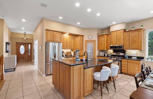 Groveland House | Stylish & spacious 6-bedroom house with game room near lake & Yosemite