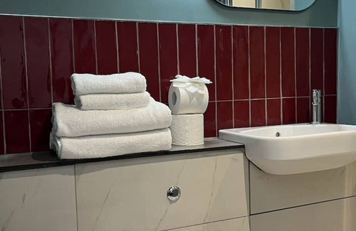 Innerleithen Apartment | Stylish studio room, en-suite & kitchenette