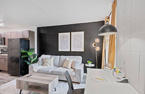 Walnut Hills Apartment | Stylish studio+ Prime Location Cincinnati + workspace + fitness room + smart TVs