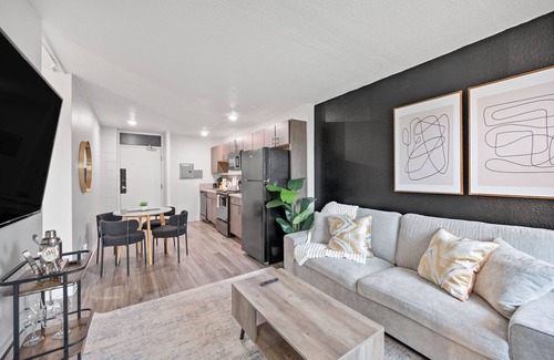 Walnut Hills Apartment | Stylish studio+ Prime Location Cincinnati + workspace + fitness room + smart TVs