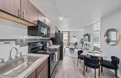 Walnut Hills Apartment | Stylish studio+ Prime Location Cincinnati + workspace + fitness room + smart TVs