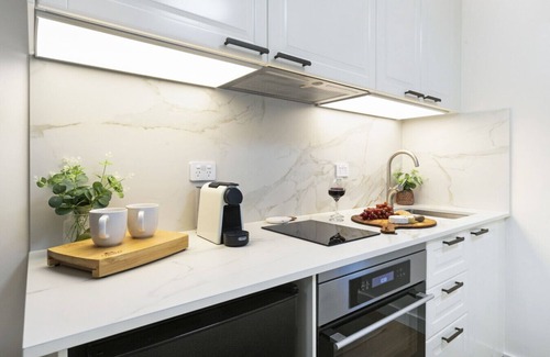 Darling Point Apartment | Stylish Studio with Rooftop Harbour Views