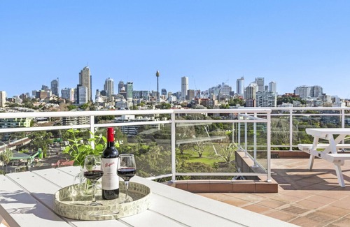 Darling Point Apartment | Stylish Studio with Rooftop Harbour Views