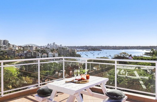 Darling Point Apartment | Stylish Studio with Rooftop Harbour Views