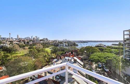 Darling Point Apartment | Stylish Studio with Rooftop Harbour Views