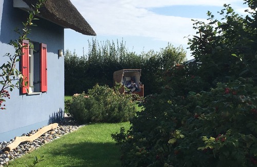 Putgarten House | Stylish thatched roof house with lots of sun, luxury, great garden & lighthouse view