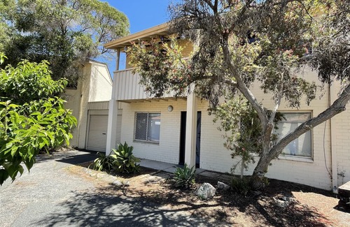Bentley House | Stylish townhouse with a cosy balcony