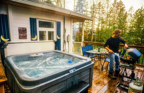 Saint-Tite-des-Caps Ski Chalet | Stylish-vintage refuge near Massif & MSA with spa