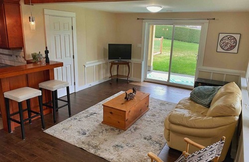 Chemainus Bed & Breakfast | Stylish West Coast King Suite B&B