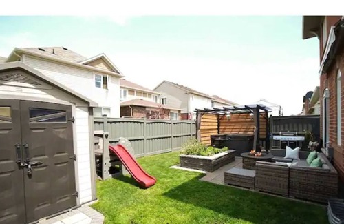 Halton Regional Municipality House | Stylish with outdoor jacuzzi, foosball & comfort