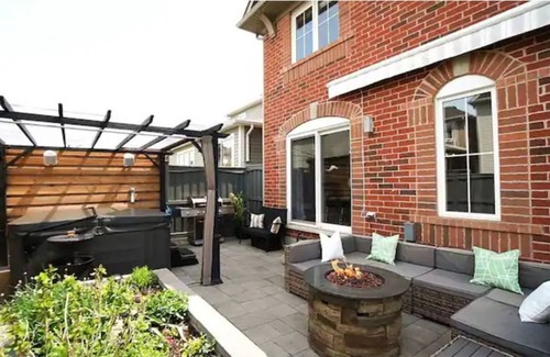 Halton Regional Municipality House | Stylish with outdoor jacuzzi, foosball & comfort