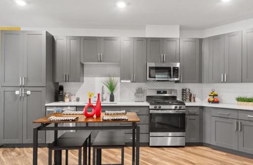 North Scottsdale Apartment | Stylish Workspace, Serene Setting G3043