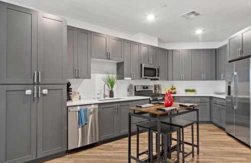 North Scottsdale Apartment | Stylish Workspace, Serene Setting G3043