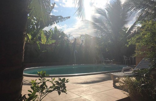 Bairro da Enseada House | Suíte 4 para PcD com piscina em Caraguatatuba