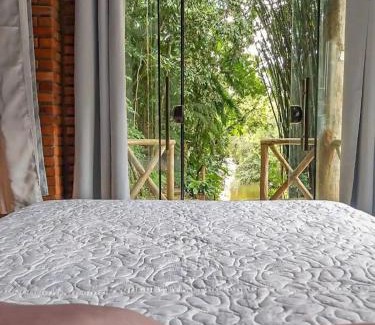 Antonio Carlos Cabin | Suíte com cachoeira no quintal