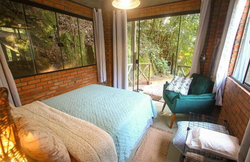 Antonio Carlos Cabin | Suíte com cachoeira no quintal